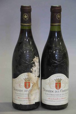 deux bouteilles de vin posées l'une à côté de l'autre sur une table