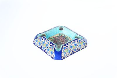 un objet carré bleu et blanc orné d'un motif floral