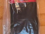 Emballage d'un pantalon noir pour homme dans une boîte