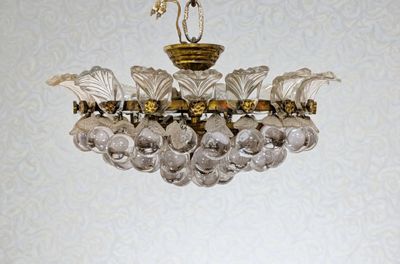 un lustre suspendu au plafond d'une pièce