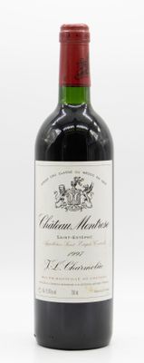 bouteille de vin rouge avec bouchon rouge sur fond blanc