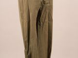 une photo d'un mannequin portant un pantalon kaki et une chemise blanche