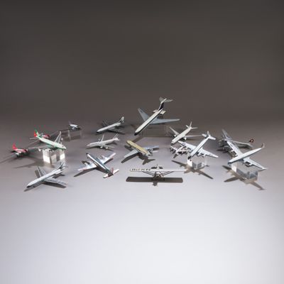 beaucoup d'avions posés sur une table