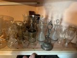 une étagère remplie de verres, posée sur une étagère