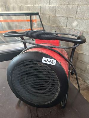 une enceinte rouge et noire posée sur une table