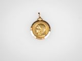 l'image d'une pièce d'or sur laquelle figure le visage d'une femme
