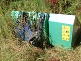 une poubelle posée au milieu d'un champ