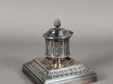 bougeoir plaqué argent orné d'un motif décoratif sur le dessus