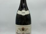 une bouteille de vin posée sur une table