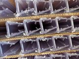 une grande pile de feuilles en plastique empilées les unes sur les autres