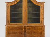 une bibliothèque ancienne en chêne avec des portes vitrées