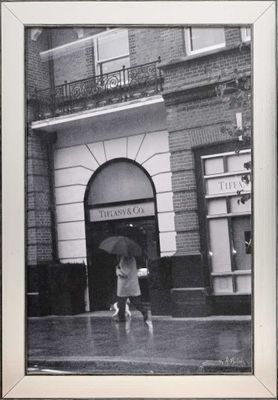 une photo en noir et blanc de deux personnes marchant sous la pluie