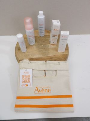 un sac sur lequel sont représentés de nombreux produits de soin pour la peau