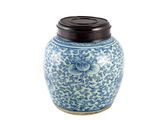 un vase bleu et blanc avec un couvercle sur fond blanc