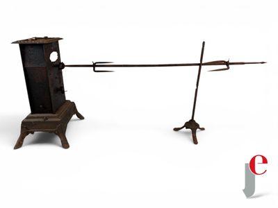 une petite chaise en bois surmontée d'une tige métallique