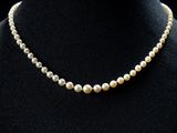 un collier de perles blanches sur un mannequin mannequin mannequin mannequin mannequin mannequin mannequin mannequin mannequin mannequin