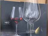 deux verres à vin posés sur une table, à côté d'une boîte