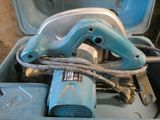 un outil bleu qui se trouve à l'intérieur d'un étui
