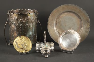trois pièces d'argenterie, à savoir une assiette en argent, une coupe en argent et une assiette en argent