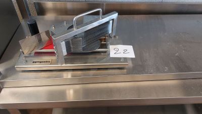 une machine posée sur une table en métal