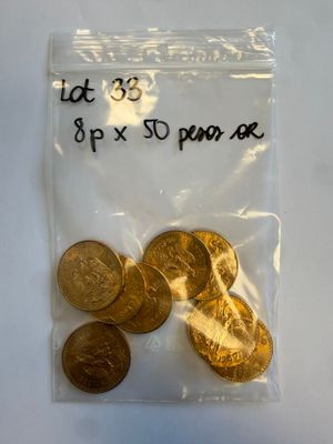 un sac de pièces d'or posé sur une table