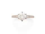 une bague à une pierre en diamant,
