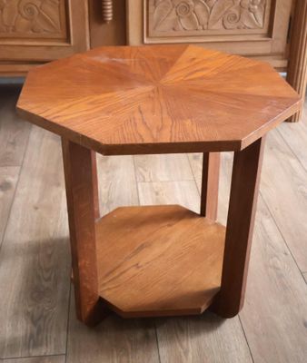 une table en bois avec un plateau en bois posée sur un parquet