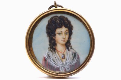 portrait d'une femme en robe bleue dans un cadre plaqué or