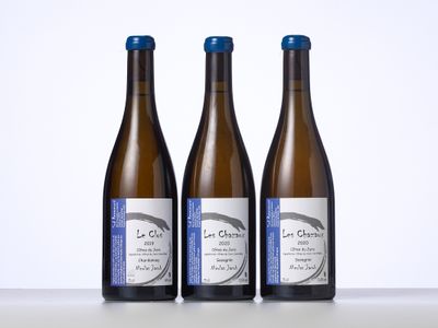 trois bouteilles de vin posées sur une table l'une à côté de l'autre