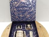 un gros plan sur un flacon de parfum dans un coffret posé sur une table