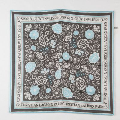 une photo d'une écharpe noire et blanche ornée de fleurs bleues