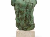 sculpture représentant le buste d'un homme sur un socle en marbre