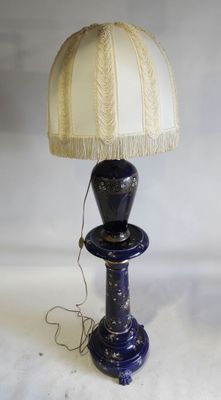 une lampe posée sur une table à côté d'une lampe