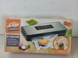 emballage d'un aspirateur posé sur une table, à côté d'une boîte