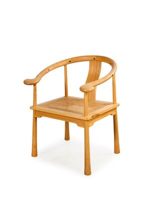 une chaise en bois avec une assise tissée sur fond blanc