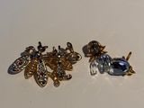 deux paires de boucles d'oreilles dorées ornées de cristaux bleus et transparents
