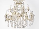 une image d'un lustre dont les pendants en cristal sont suspendus au plafond