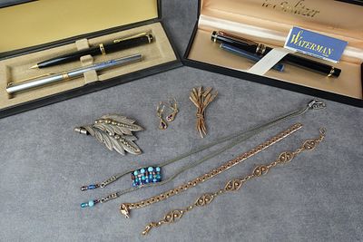 une boîte contenant un stylo, un bracelet et d'autres objets