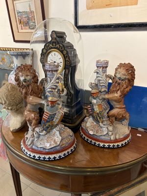 Plusieurs figurines sont posées sur une table devant une horloge