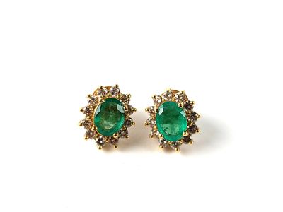 une image d'une paire de boucles d'oreilles en émeraude et diamant