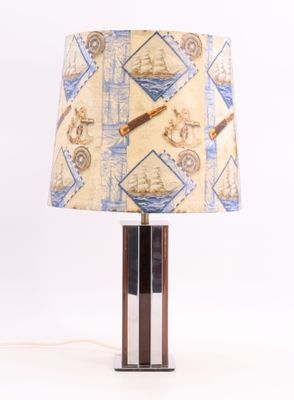 la lampe repose sur un pied en bois et est équipée d'un abat-jour bleu et blanc