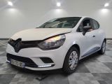 la voiture blanche est garée sur un sol en damier dans le garage