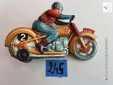 une figurine représentant un homme à moto posée sur une table
