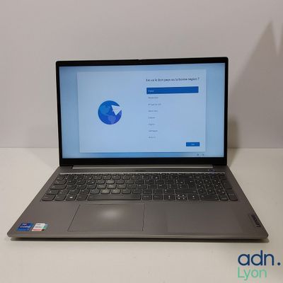 L'ordinateur portable est posé sur la table, l'écran ouvert.