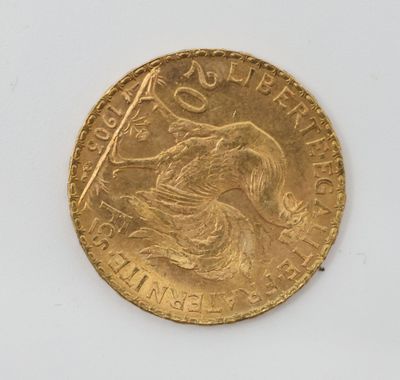 gros plan d'une pièce d'or sur une surface blanche