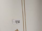 un collier en or et une chaîne en or ornée d'un médaillon