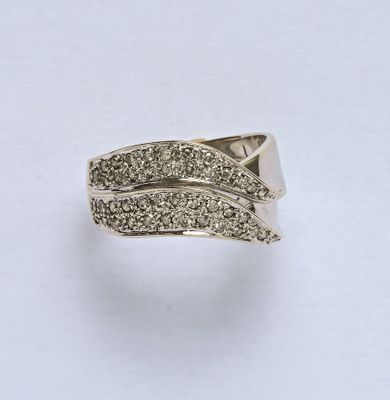 Bague en or gis 18K (750/oo), la partie centrale formant deu…