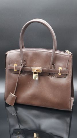 Dans le goût Kelly, sac porté main en cuir marron