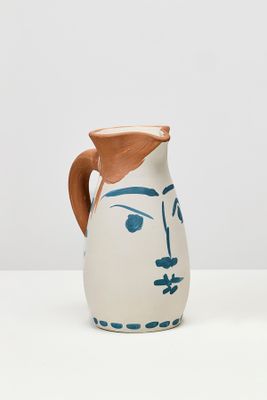 une image représentant un vase blanc et bleu sur lequel est peint un visage