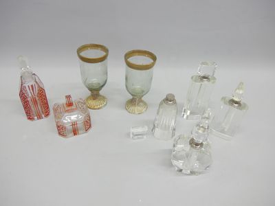 beaucoup d'objets en verre qui se trouvent sur la table